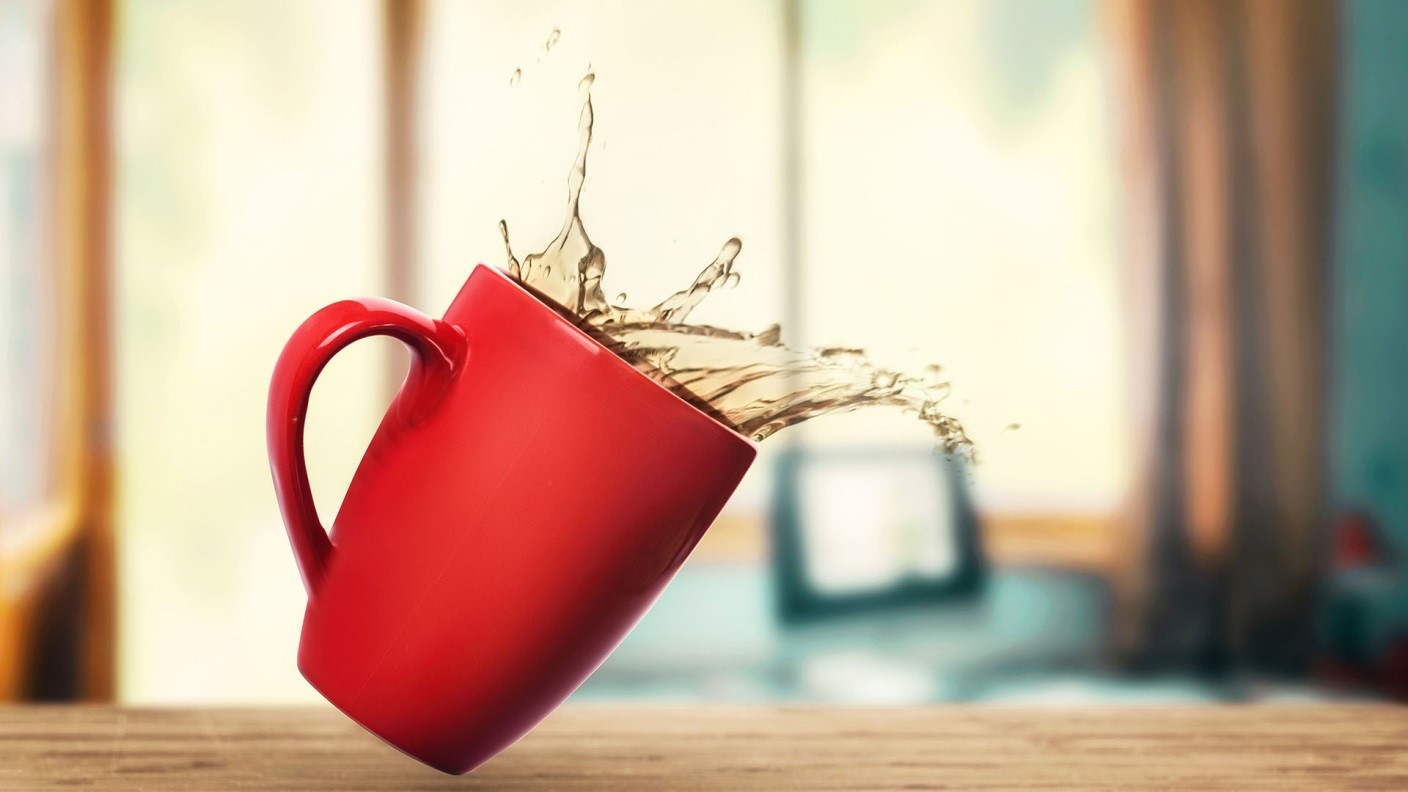 پاک کردن لکه‌ی چای از روی مبل